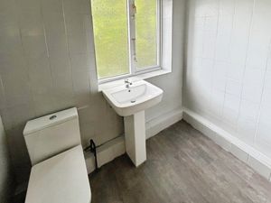 Shower room- click for photo gallery